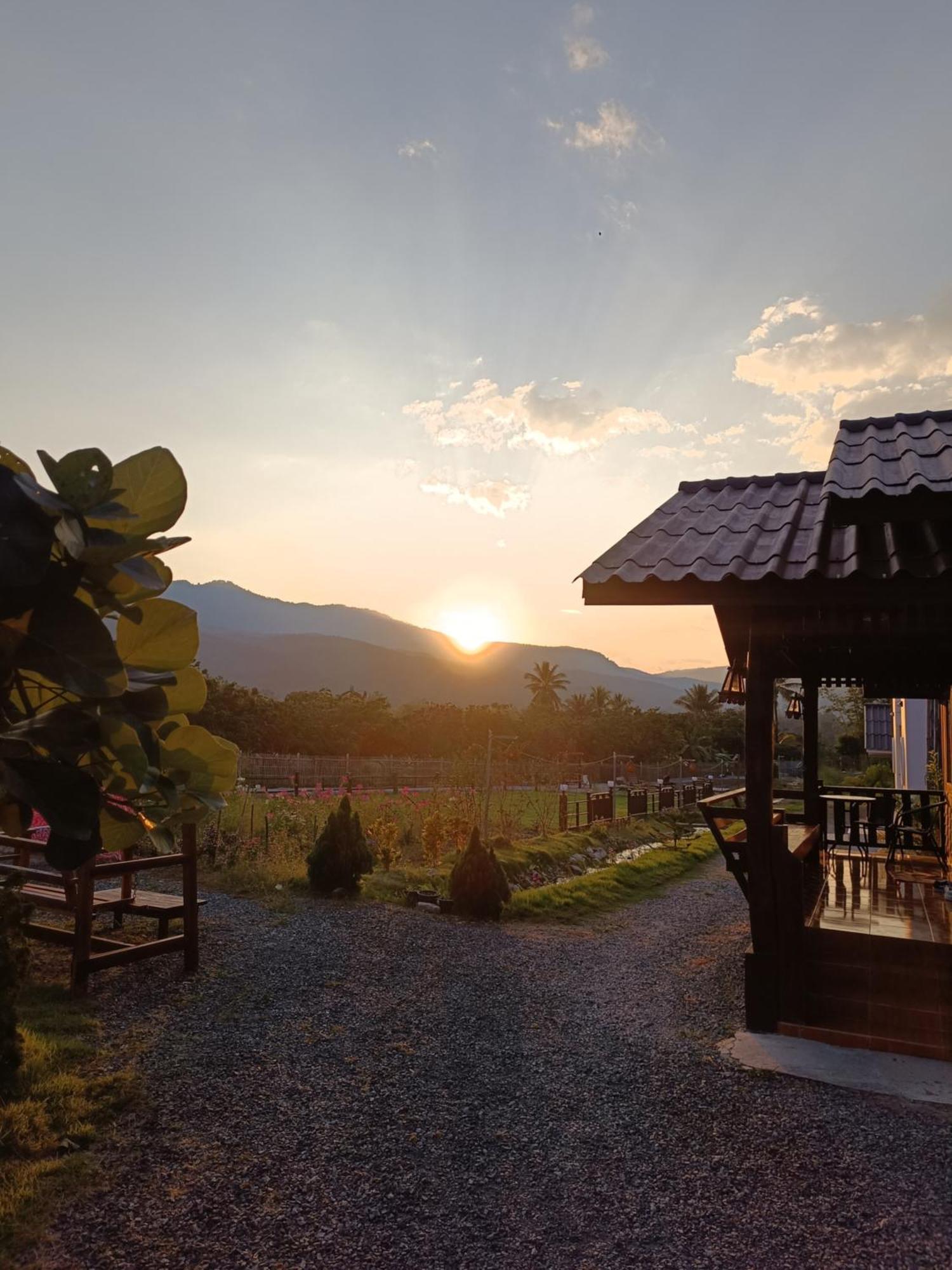 ม่วนใจ๋ปันสุข โฮมสเตย์แอนคาเฟ่ Muanjai Punsuk Homestay And Cafe Чомтонг Екстер'єр фото